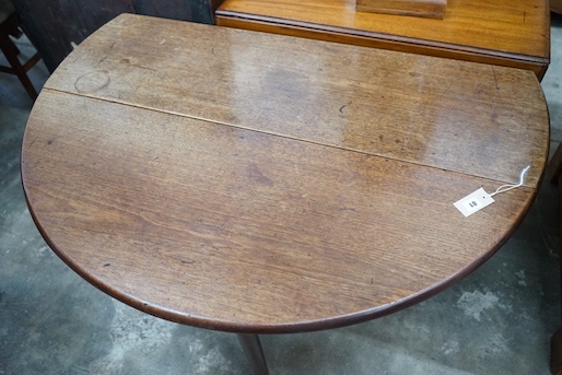 A George IIII mahogany oval drop leaf pad foot dining table, 120cm extended, height 71cm